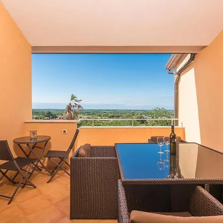 아파트 Viva With Shared Pool Kaštelir