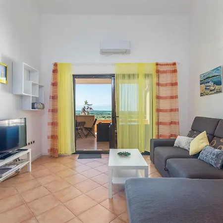 Apartment Viva With Shared Pool