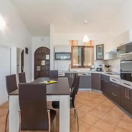 Viva With Shared Pool * Kaštelir