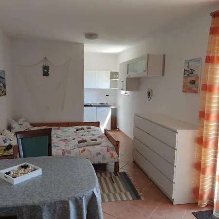 Viva With Shared Pool Apartment Kastelir