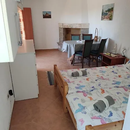 Viva With Shared Pool Apartment Kastelir